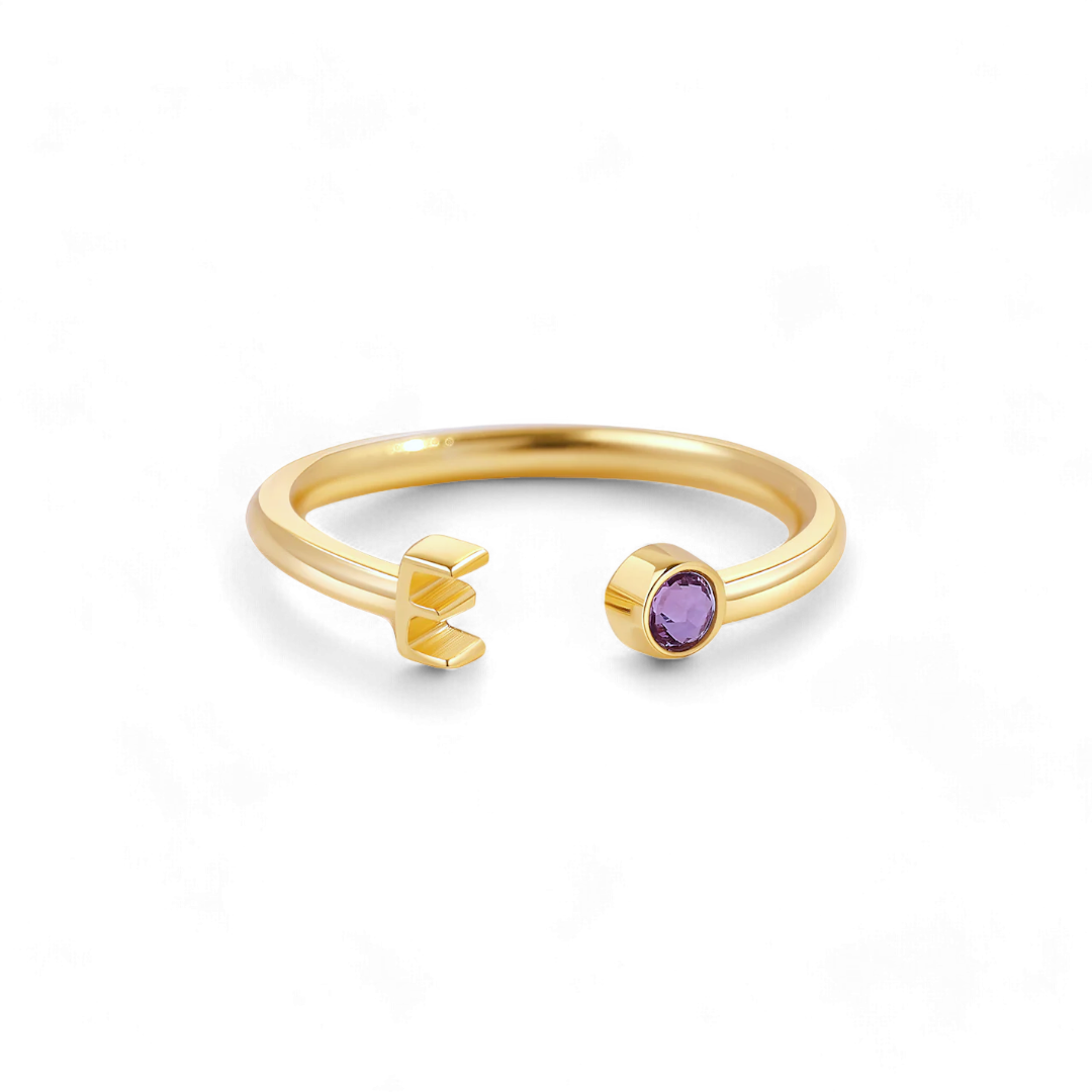 Anillo con inicial de piedra natal delicada