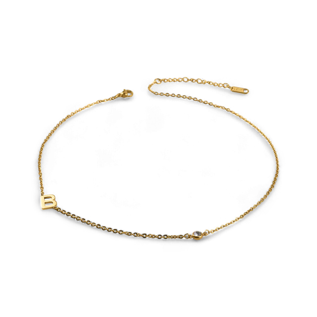 Collar con inicial con detalles de diamantes