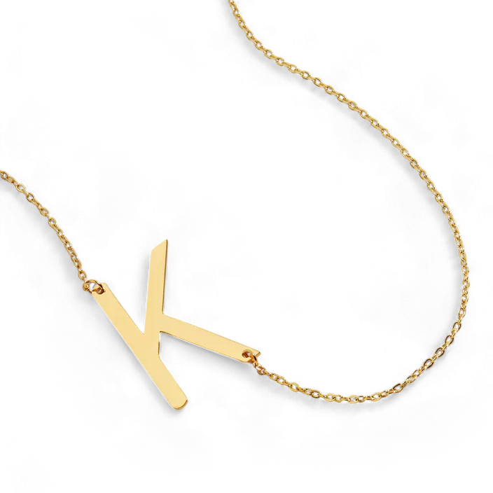 Collar con inicial llamativa