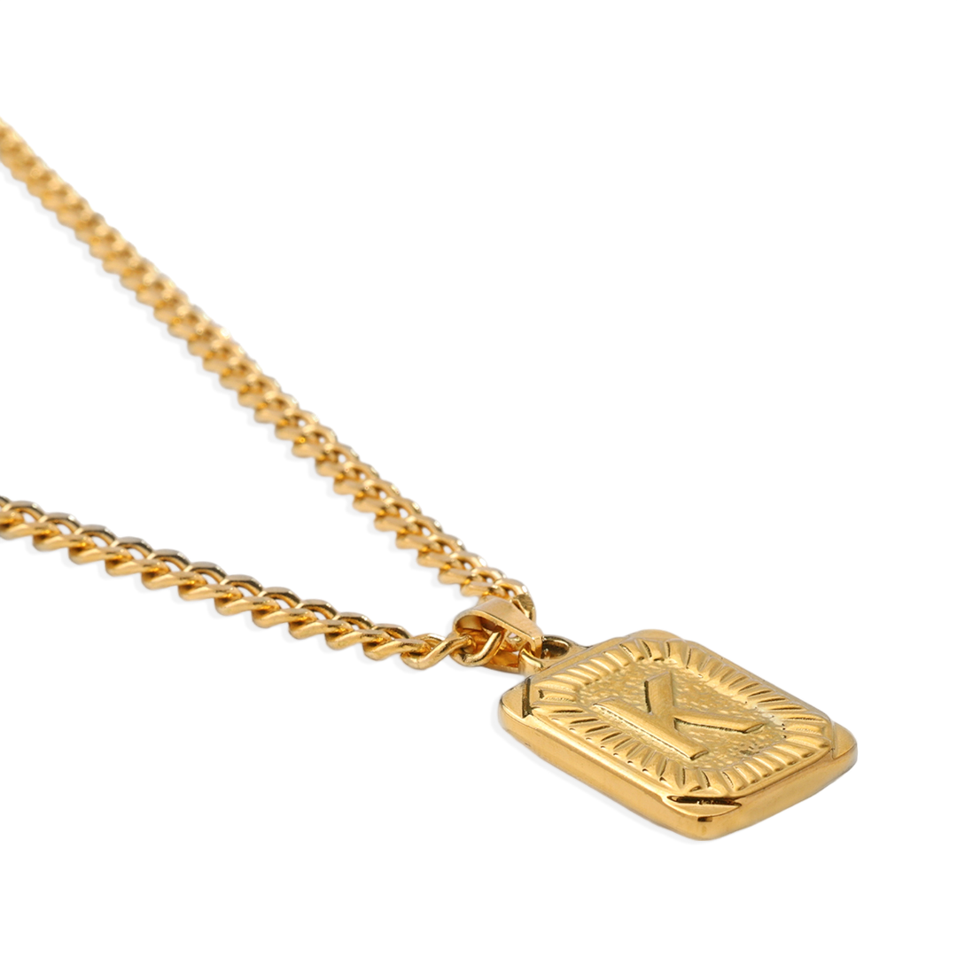 Collar con colgante de tarjeta inicial