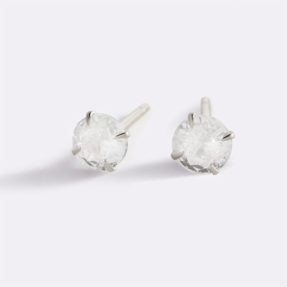 Tachuelas de solitario clásico de 4 mm - Plata