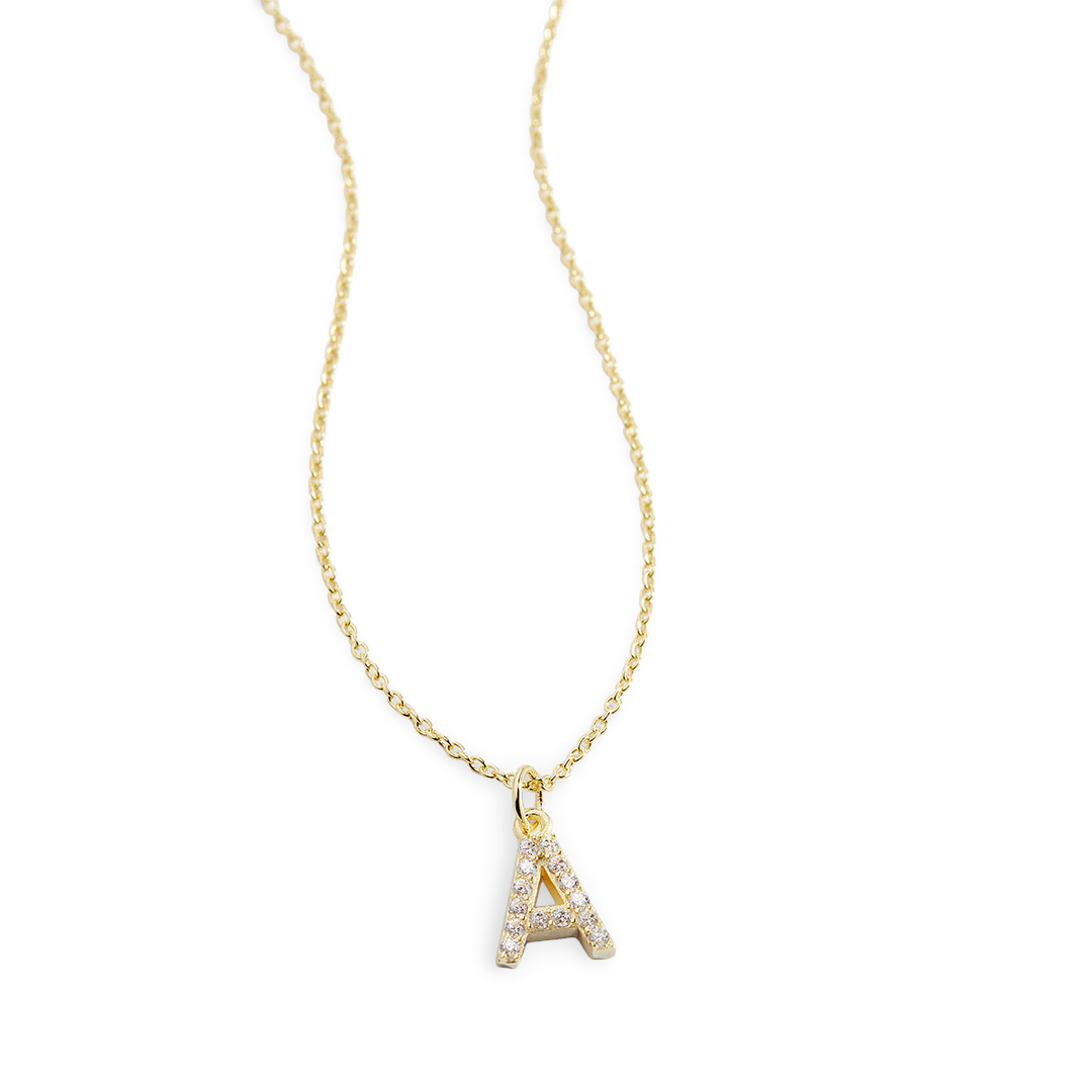 Collar con inicial en mayúscula pavé