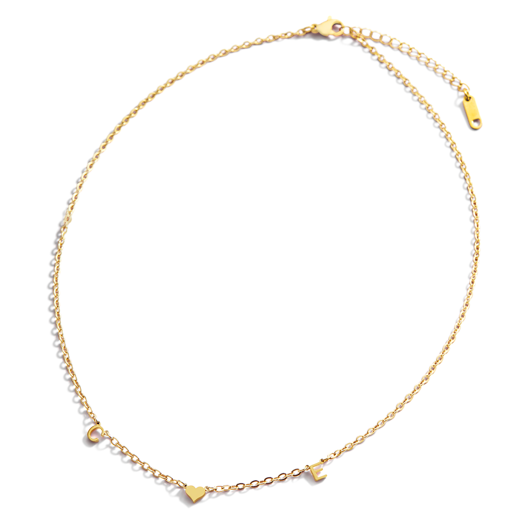 Collar con inicial de un corazón