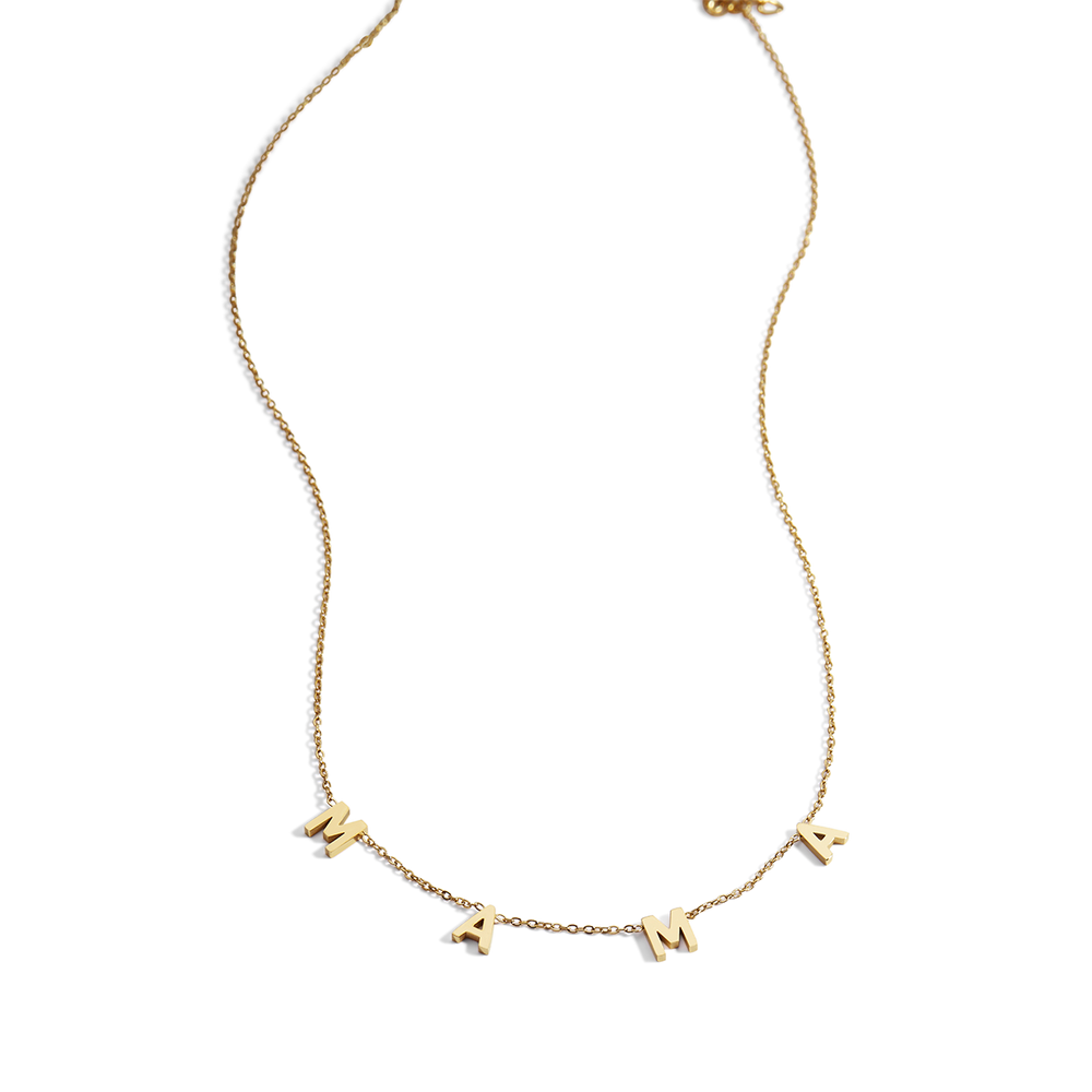 El collar con la letra MAMA  - Chapado en oro de 18 quilates.