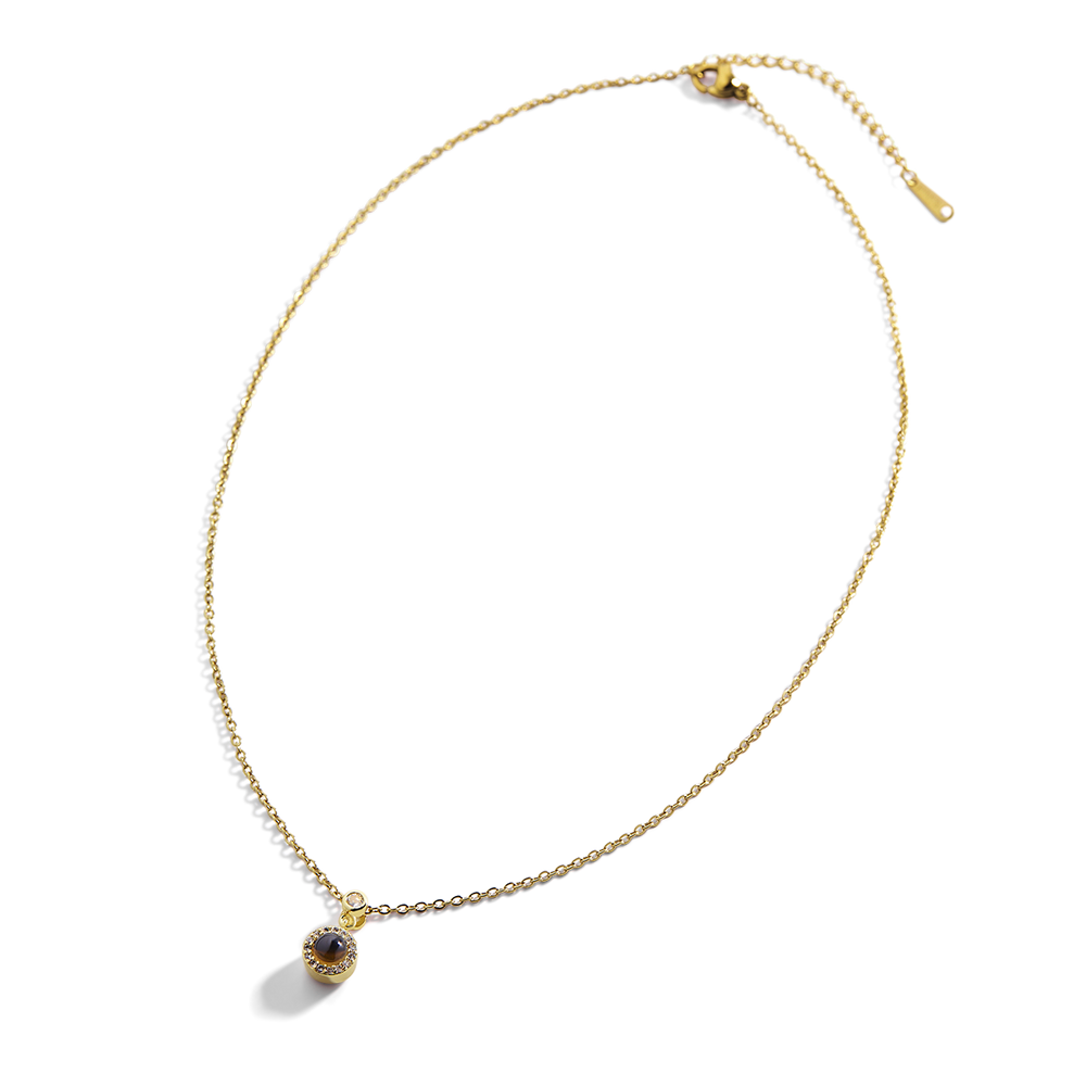 Collar pequeño con foto de halo - Chapado en oro de 18 quilates.