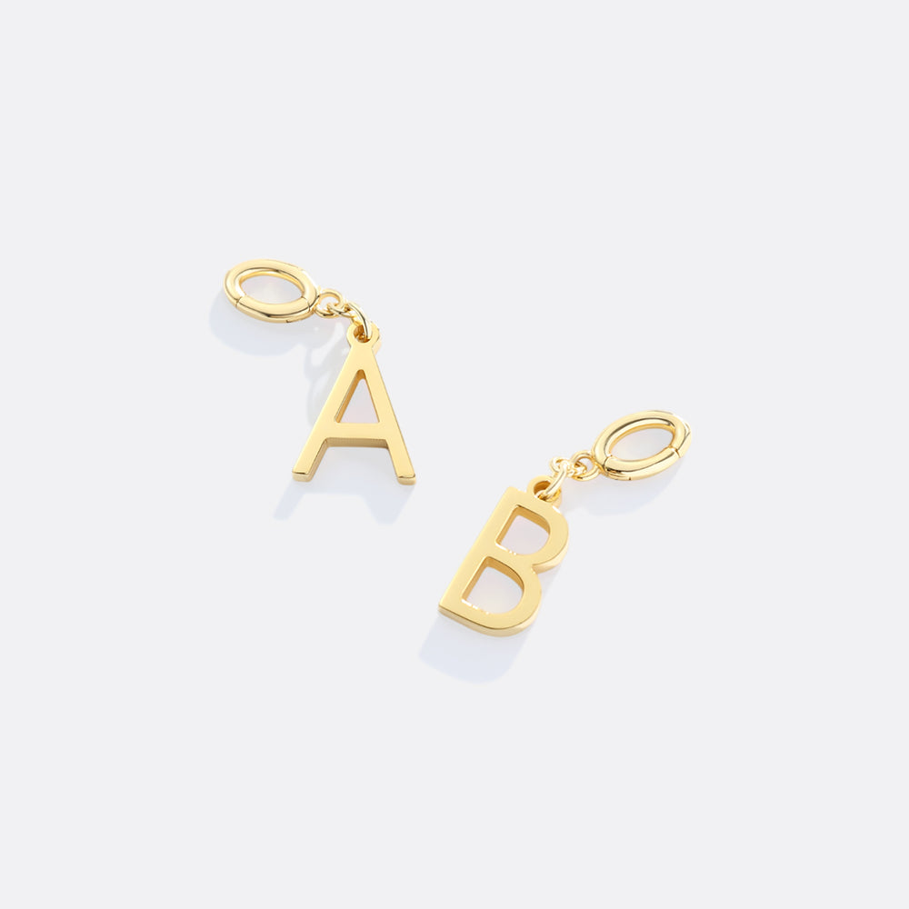 https://www.dropbox.com/scl/fi/hwz2e0d936omvjx5u1jy3/Minimalist-Initial-Charm-Necklace_2.jpg?rlkey=g0przg7l1rsfct7zqts4i5nil&st=ug4nbqbj&dl=0