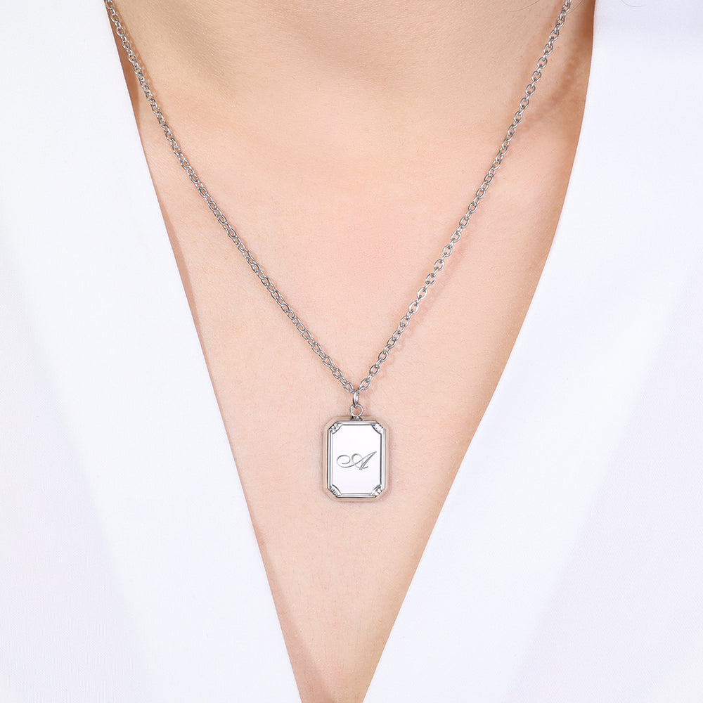 https://www.dropbox.com/scl/fi/fmwsq77dpgp7ragf90fm3/Monogram-Card-Pendant-Necklace_5.jpg?rlkey=wcg9mngb1ask4deamxo86jpd8&st=z5ui7lk3&dl=0