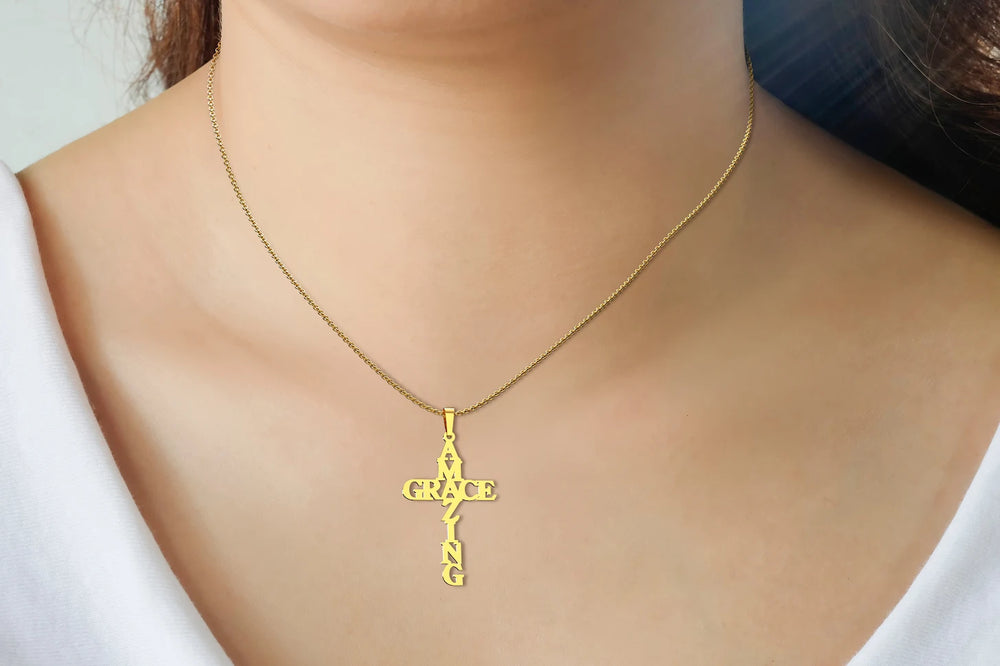 Increíble collar de cruz Grace - Chapado en oro de 18 quilates.